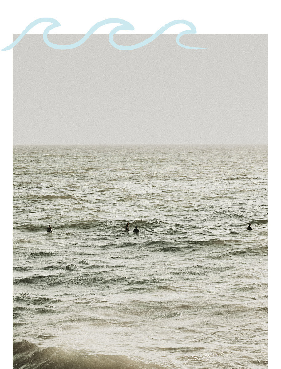 Neptuns Söhne surfen auf Sylt im Wasser